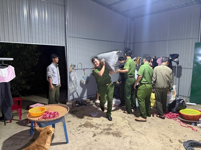 Cán bộ công an hỗ trợ di dời tài sản người dân tới nơi an toàn