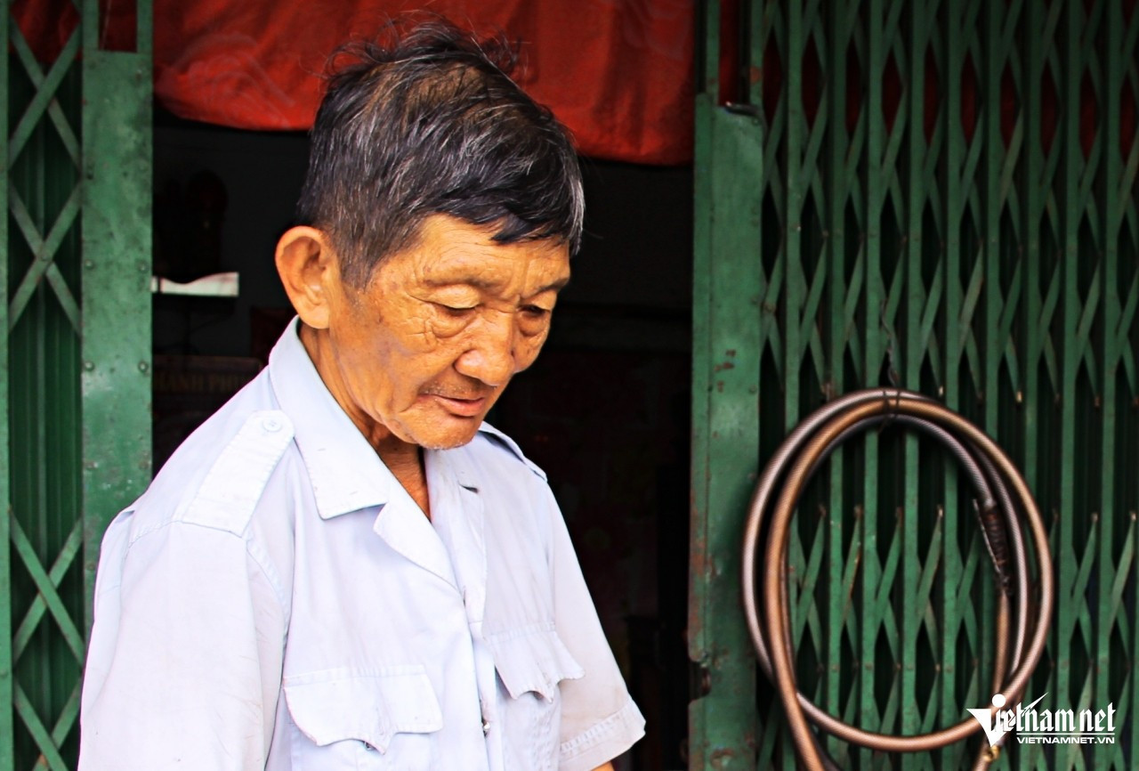 Bám víu nghề hết thời, ông Hùng chỉ mong có đủ tiền mua 1kg gạo mỗi ngày. (Ảnh: Hà Nguyễn) 6.jpg