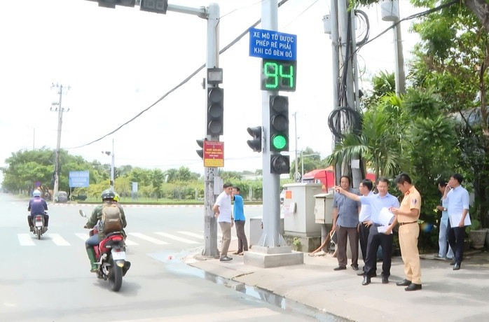 Lực lượng chức năng TP HCM khảo sát địa điểm lắp đặt camera AI.