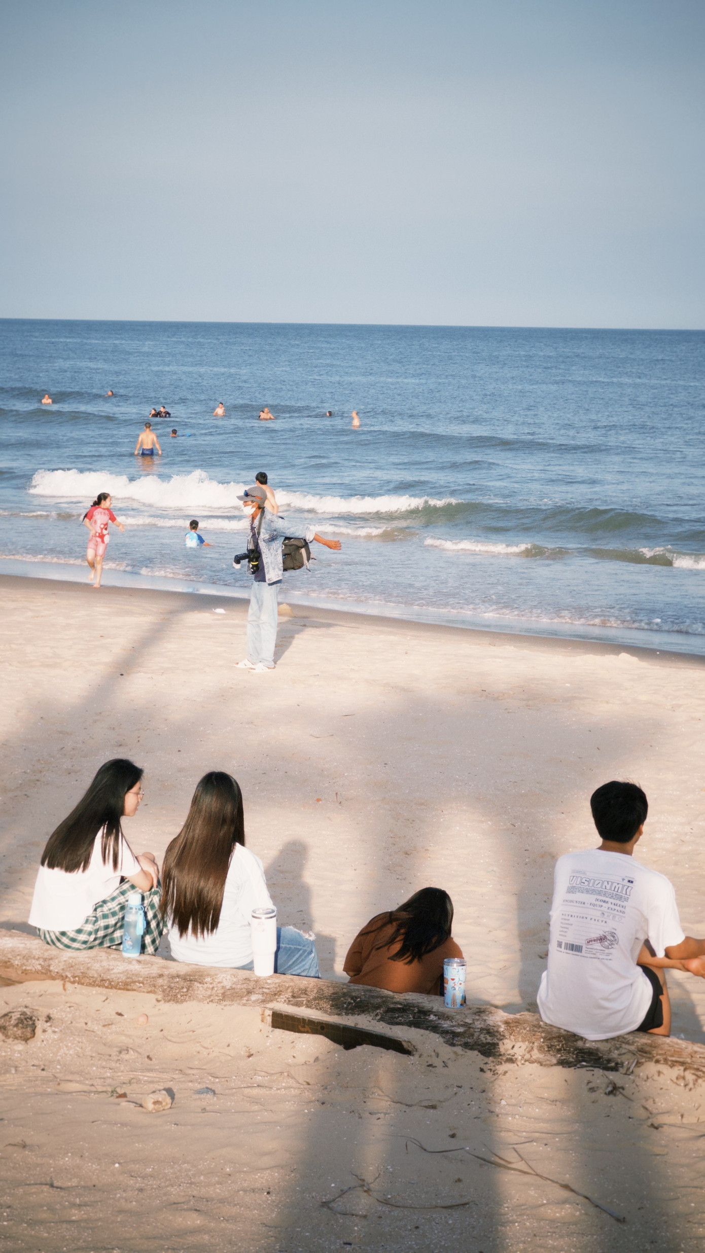 Bộ ảnh của Minh Lộc không chỉ thể hiện nét hiện đại mới của Vũng Tàu, mà còn ghi lại nét sinh hoạt thường ngày của người dân tại quảng trường. Tuyến đường ven biển dài 3,2 km qua Bãi Sau là một trong số địa điểm quan trọng, được kỳ vọng góp phần phát triển ngành du lịch TP.HCM. Ảnh: Minh Lộc.