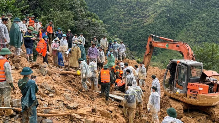 Lực lượng chức năng tìm kiếm các nạn nhân bị vùi lấp. Ảnh: Cơ quan chức năng cung cấp