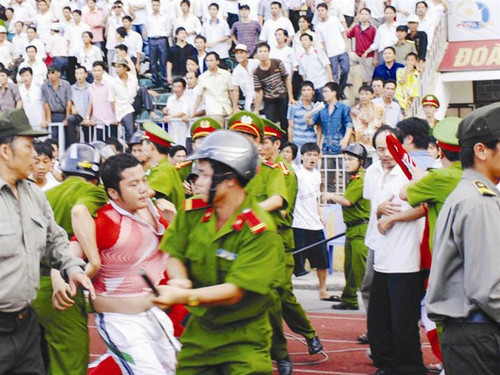Ẩu đả trên sân cỏ, đốt pháo sáng trên khán đài - Những hình ảnh tồi tệ của bóng đá Việt Nam 2008 Ảnh: Phạm Yên – Minh Hoàng