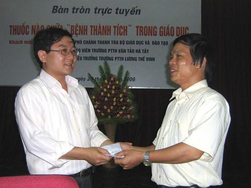 Thông qua báo Tiền Phong, thầy Đỗ Việt Khoa gửi đến các nam nhân của bão Chanchu 1 triệu đồng