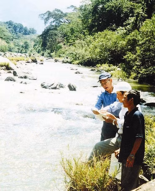 Sau khi đã nghỉ hưu, Tiến sĩ Tranh (ngoài cùng, bên trái) vẫn lặn lội trên thượng nguồn các dòng sông…