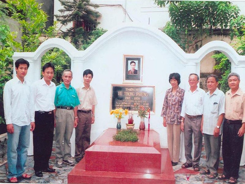 Phần mộ của nhà văn Vũ Trọng Phụng