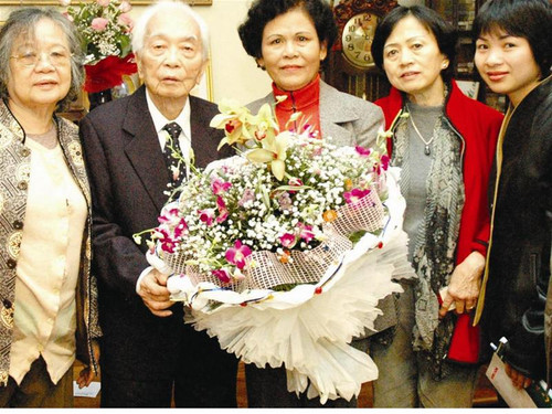 Đại tướng Võ Nguyên Giáp tiếp chị Xuân Khải (giữa) tại nhà riêng, tháng 3/2006. Ảnh: Hồng Vĩnh Đại tướng Võ Nguyên Giáp tiếp chị Xuân Khải (giữa) tại nhà riêng, tháng 3/2006. Ảnh: Hồng Vĩnh