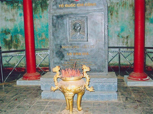 Đài tưởng niệm anh hùng liệt sĩ Lò Văn Giá