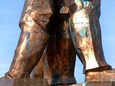 Tượng đài Điện Biên bị 'rút ruột'. Ảnh : Dũng Nguyên