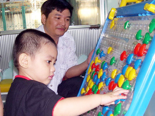 Trước khi đi học chính thức, phụ huynh hãy cho bé đến trường mầm non vui chơi để bé làm quen với không khí ở đây. Ảnh: Tuổi Trẻ.