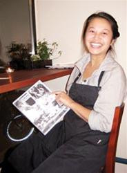 Lê Yến Hoàng Anh với cuốn sách dạy nấu món ăn Việt.