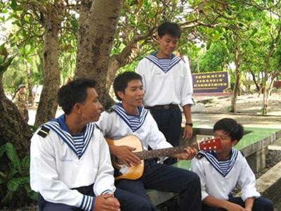 Phút thư giãn của các chiến sĩ trẻ trên đảo Nam Yết
