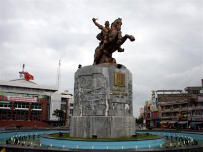 Tượng đài Hoàng đế Quang Trung ở thành phố Qui Nhơn