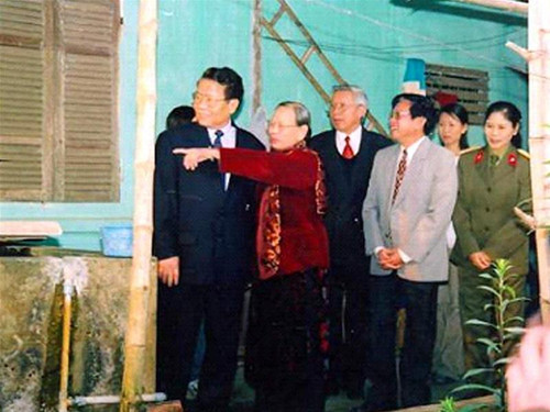 Bà Lê Thị Liên hướng dẫn nguyên Chủ tịch nước Trần Đức Lương đi thăm ngôi nhà sinh thời ông Kim Ngọc ở