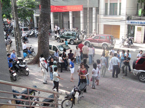 Nhiều người đổ ra đường lúc 16giờ00 ngày 16/5/2007 khi, tại Hà Nội, cảm nhận được dư chấn cấp ba của trận động đất xảy ra từ vùng Bắc Lào. Ảnh: Vũ Lương