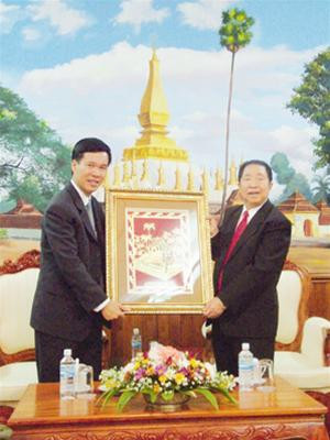 Anh Võ Văn Thưởng trao quà lưu niệm cho ông Xi-xa-vạt Kẹo-bun-phăn