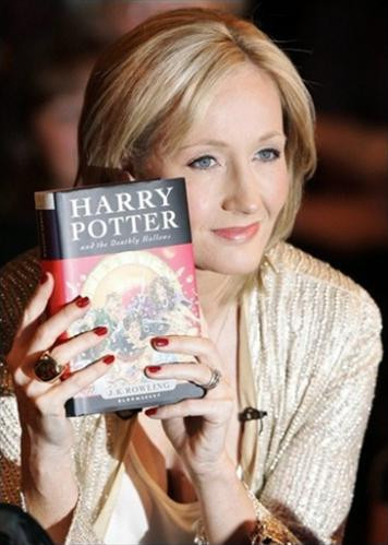 Nhà văn J.K Rowling với tác phẩm của mình.