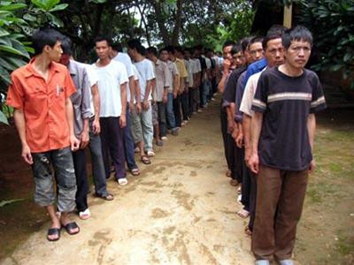 Xếp hàng trước khi vào nhà ăn