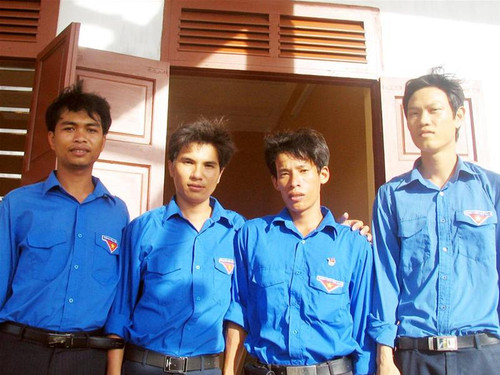 Bốn cán bộ xã kiêm thầy giáo tuổi 8X trên đảo Sinh Tồn