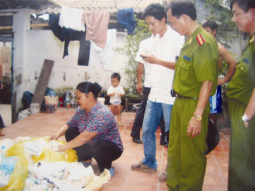 Bà Quý (người ngồi) và số rác y tế mua từ BV Việt Đức hôm 10/8 Bà Quý (người ngồi) và số rác y tế mua từ BV Việt Đức hôm 10/8