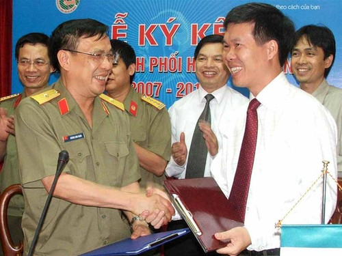 Đồng chí Võ Văn Thưởng (bên phải) trao bản ký kết cho Thiếu tướng Hoàng Anh Xuân. Ảnh: Tuấn Minh