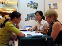 Học sinh Việt Nam tiếp xúc với đại diện các trường tìm hiểu thông tin du học. Học sinh Việt Nam tiếp xúc với đại diện các trường tìm hiểu thông tin du học.