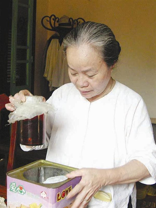 Bác Ngọc với lọ trà sen được cất giữ hơn 50 năm