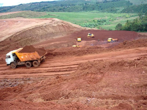 Đại biểu dự hội thảo đi xem xét hiện trường, nơi đang san mặt bằng và tận thu quặng bô xít để xây dựng cụm nhà máy Nhân Cơ.