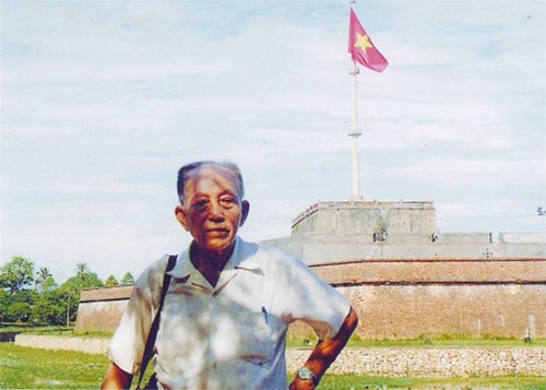 Ông Đặng Văn Việt trở lại thăm kỳ đài Huế, 8/2005