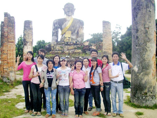 Đoàn tình nguyện chụp ảnh lưu niệm tại chùa Phia - Vắt Đoàn tình nguyện chụp ảnh lưu niệm tại chùa Phia - Vắt