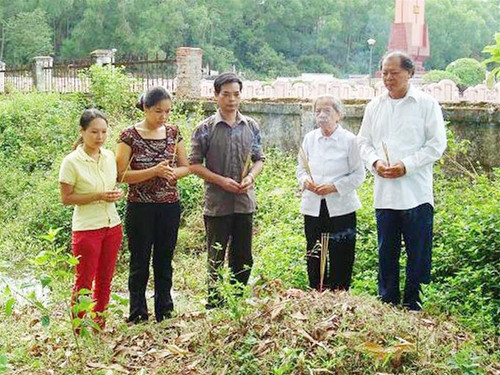 Ông Trần Văn Thành, bà Trần Thị Dục Anh (từ phải sang) và con cháu đang thắp hương trước mộ Ông Trần Văn Thành, bà Trần Thị Dục Anh (từ phải sang) và con cháu đang thắp hương trước mộ