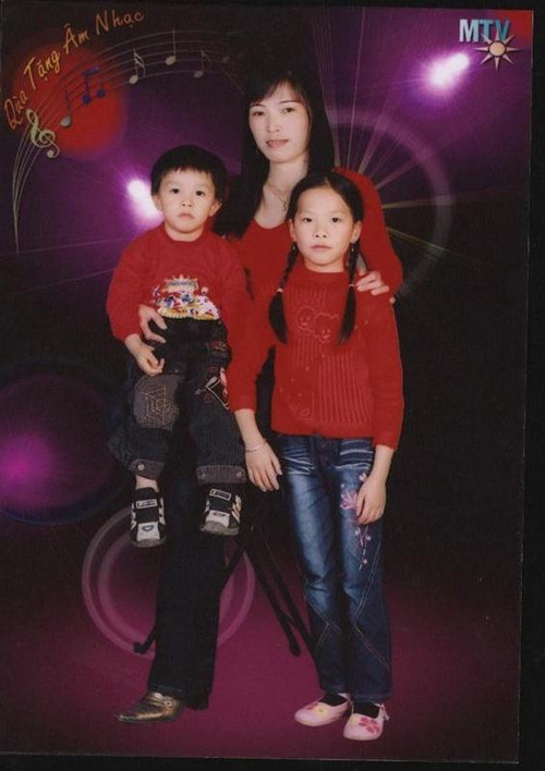 Vợ và 2 con của thầy giáo Đỗ Việt Khoa. Ảnh : tư liệu gia đình