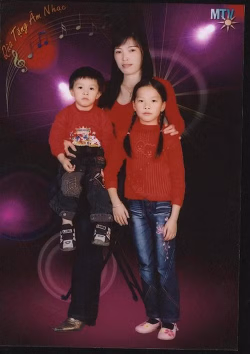 Vợ và 2 con của thầy giáo Đỗ Việt Khoa. Ảnh : tư liệu gia đình