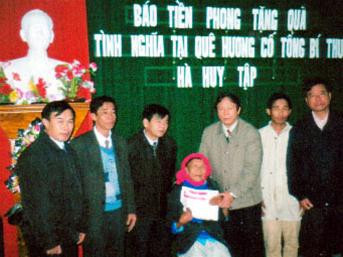 Nhà thơ Dương Kỳ Anh trao quà cho Mẹ Việt Nam Anh hùng Nguyễn Thị Dé