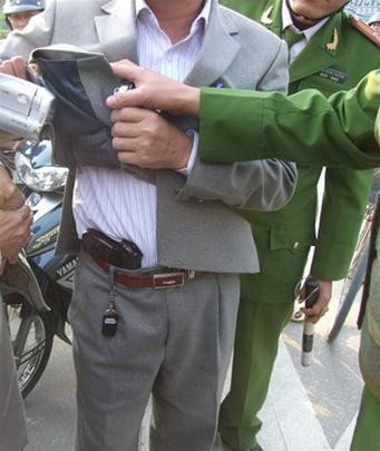 Cảnh sát 113 Công an Nghệ An đang yêu cầu thượng tá Trần Quốc Dung đưa khẩu súng cho công an - Ảnh: X.H. Cảnh sát 113 Công an Nghệ An đang yêu cầu thượng tá Trần Quốc Dung đưa khẩu súng cho công an - Ảnh: X.H.