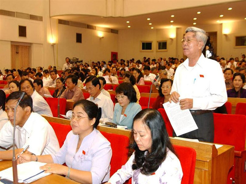 Ngày 18/5/2006, đại biểu Quốc hội tỉnh Long An Lê Thanh Long phát biểu ý kiến . Ảnh: TTXVN