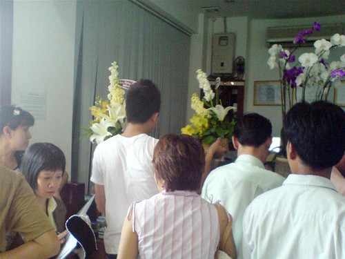 Khách hàng tặng hoa nhân viên Cty chứng khoán – chuyện này có diễn ra nếu chứng khoán hạ nhiệt? Ảnh: H.P