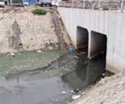 Những cửa cống đen ngòm nước thải như thế này xuất hiện ngày càng nhiều ở các khu công nghiệp