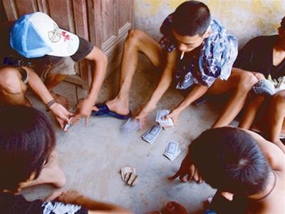 Nhiều người đã tiêu tốn thời gian, tiền bạc cho những cuộc đỏ đen ngày tết