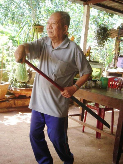 Ông Chủng đang diễn tả động tác hò Chèo cạn Ảnh: H.T Ông Chủng đang diễn tả động tác hò Chèo cạn Ảnh: H.T