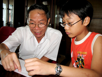 Thầy Nguyễn Thượng Võ đã đi kiểm tra và hỏi từng em về phương pháp giải bài