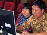 Phó tổng biên tập Nguyễn Ngọc Nam cùng các bạn sinh viên Phó tổng biên tập Nguyễn Ngọc Nam cùng các bạn sinh viên