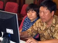 Phó tổng biên tập Nguyễn Ngọc Nam cùng các bạn sinh viên Phó tổng biên tập Nguyễn Ngọc Nam cùng các bạn sinh viên