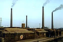 Một nhà máy điện đốt than gây ô nhiễm không khí. Ảnh minh họa