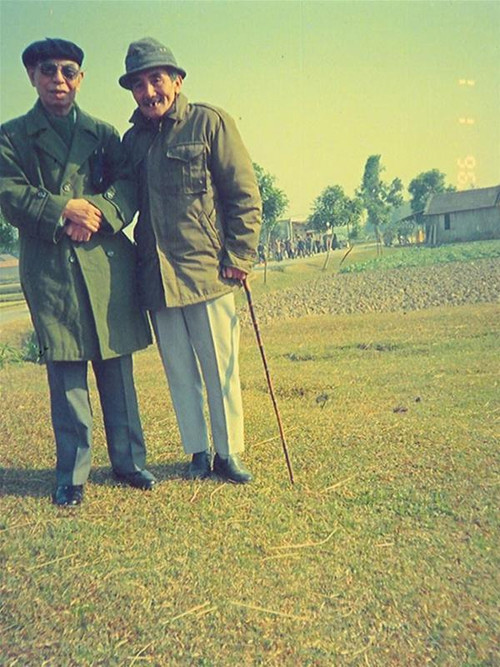 Tạ Đình Đề (bên phải) và Thượng tướng GS Hoàng Minh Thảo ở quê nhà Thanh Oai, Hà Tây (ảnh tư liệu gia đình Tạ Đình Đề) Tạ Đình Đề (bên phải) và Thượng tướng GS Hoàng Minh Thảo ở quê nhà Thanh Oai, Hà Tây (ảnh tư liệu gia đình Tạ Đình Đề)