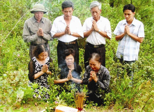 Chị Hoàng Liên Thái và các đồng đội trước mộ liệt sỹ Hoàng Kim Giao