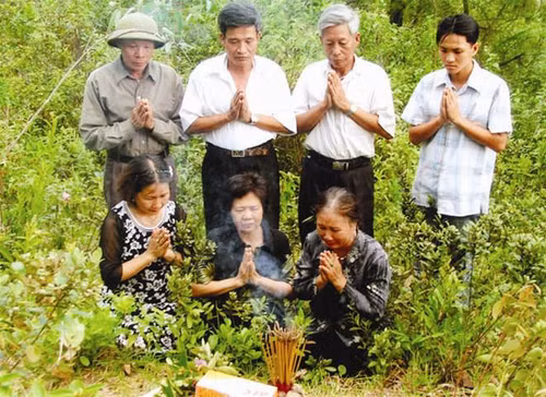 Chị Hoàng Liên Thái và các đồng đội trước mộ liệt sỹ Hoàng Kim Giao Chị Hoàng Liên Thái và các đồng đội trước mộ liệt sỹ Hoàng Kim Giao