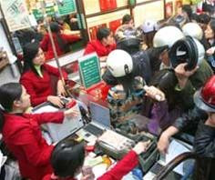 Người dân đổ xô đi mua vàng. Ảnh : Lao Động