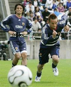 Nakata (phải) và đồng đội trong buổi tập cuối cùng trên đất Nhật Bản Nakata (phải) và đồng đội trong buổi tập cuối cùng trên đất Nhật Bản