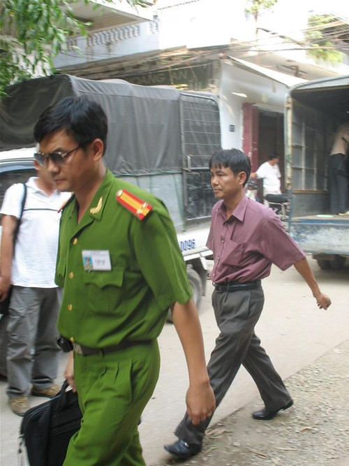 Vũ Kim Thành (áo tím) tại trụ sở CA chiều 19/9