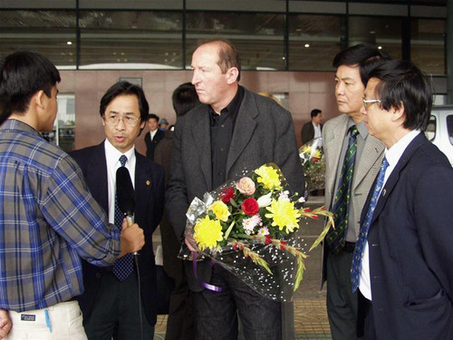 Các quan chức LĐBĐ Việt Nam đón rước ông Letard